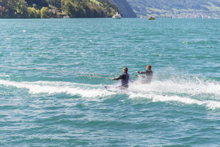 九游娱乐app-“快艇冲浪：东三叉湖赛场极速角逐，掀起水上运动的新浪潮”